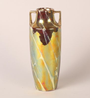 un vase posé sur une surface blanche