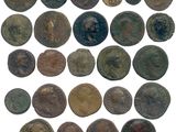 une collection de pièces de monnaie romaines antiques