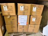 plusieurs boîtes empilées sur une palette