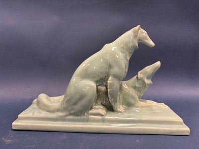 une figurine représentant un chien et un chat assis sur une table