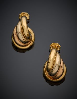 une paire de boucles d'oreilles plaquées or au motif torsadé