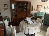 un salon avec une table et des chaises