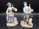 deux figurines d'un homme et d'une femme avec un chien