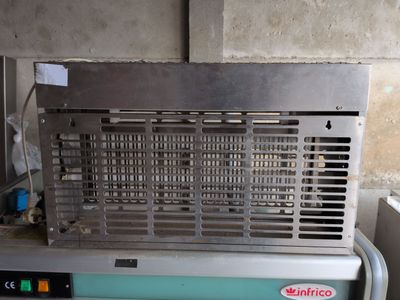 une machine posée sur une table