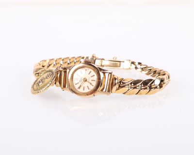 une photo d'une montre pour femme avec un bracelet en or