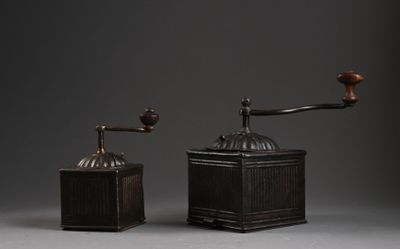 une paire de moulins à café anciens sur fond gris