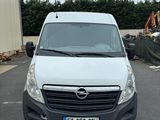 une camionnette blanche garée dans un parking