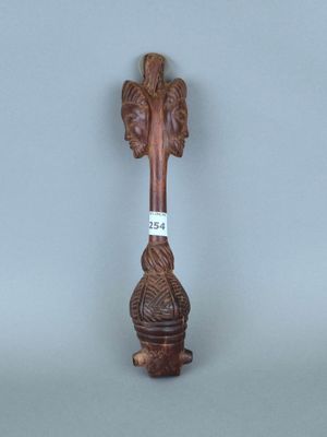 une sculpture en bois représentant un oiseau, posée sur un socle