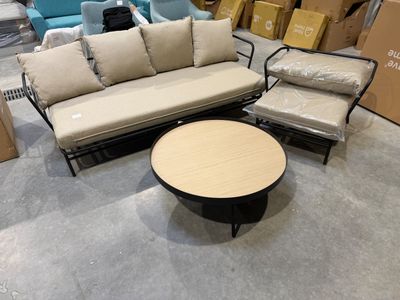 un canapé, un fauteuil, une table basse et un pouf dans une pièce