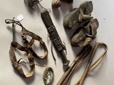 un grand nombre d'objets posés sur une table
