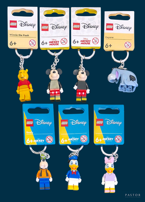un lot de porte-clés sur lesquels figurent différents personnages