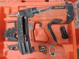 une boîte à outils orange contenant un marteau, un tournevis, un autre tournevis et d'autres outils