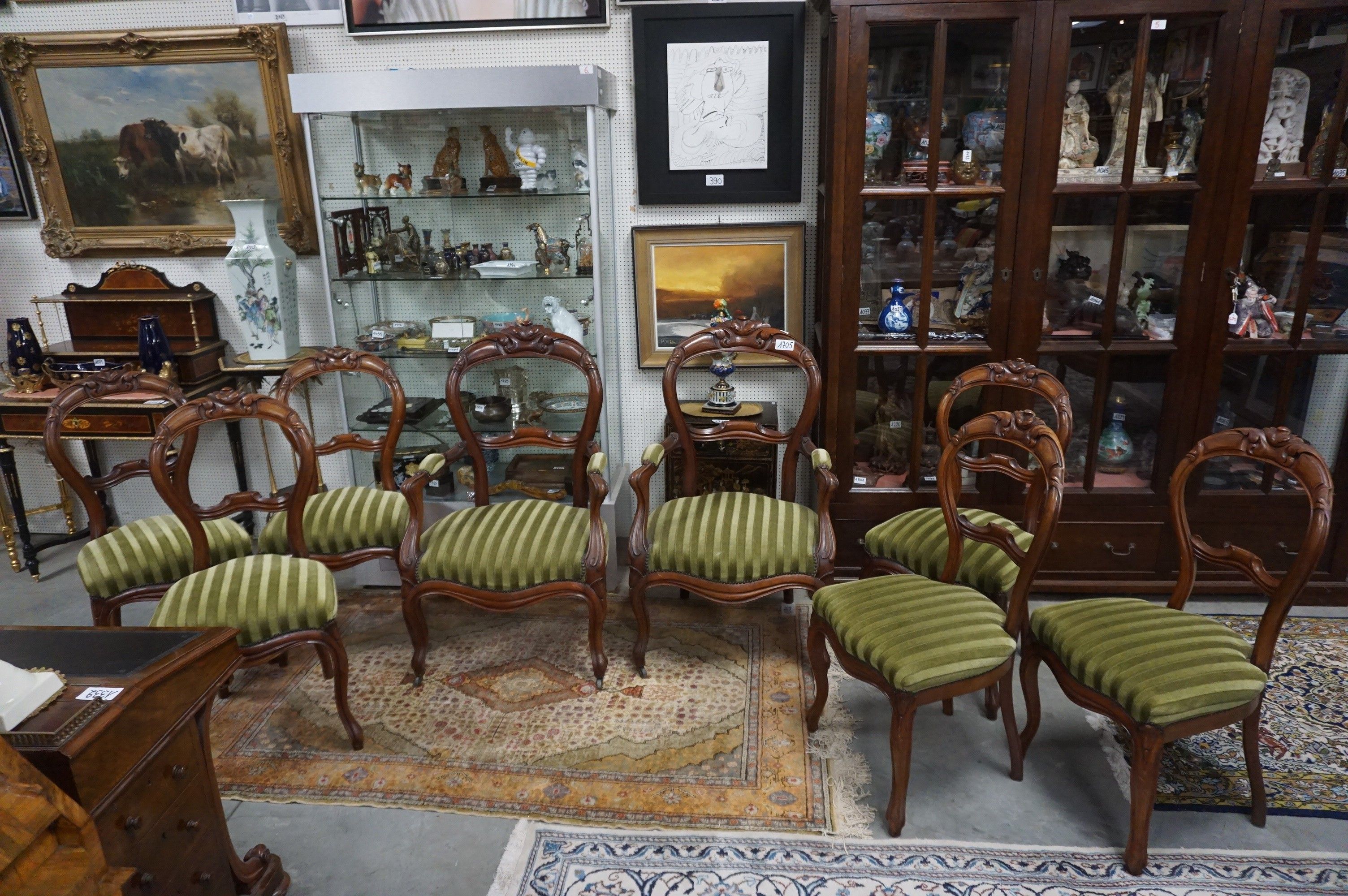 6 magnifiques chaises anciennes accompagnées de 2 fauteuils …