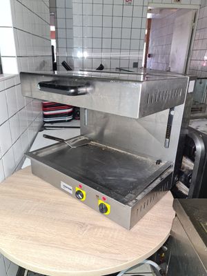 une photo d'une cuisine avec une cuisinière et un plan de travail