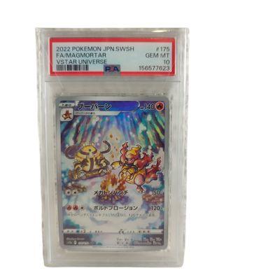 un gros plan d'une carte Pokémon dans un sachet en plastique