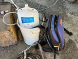 un sac à dos, un casque et d'autres objets posés par terre