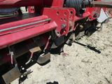un gros plan sur l'avant d'un tracteur rouge