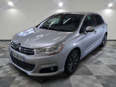 La Citrole argentée est garée dans le garage, sur un sol à damier.