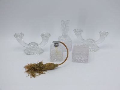 trois vases en verre transparent et une petite bouteille avec une anse marron
