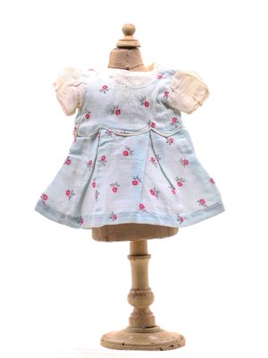 une robe sur un mannequin, sur fond blanc