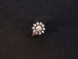gros plan d'une bague en diamant sur une surface noire
