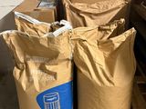 de nombreux sacs poubelles posés sur une palette dans une pièce