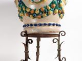 un vase posé sur un socle, sur fond blanc