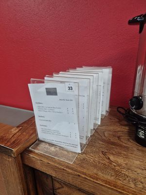 une pile de papiers posée sur une table en bois