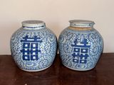 deux vases bleus et blancs posés sur une table en bois