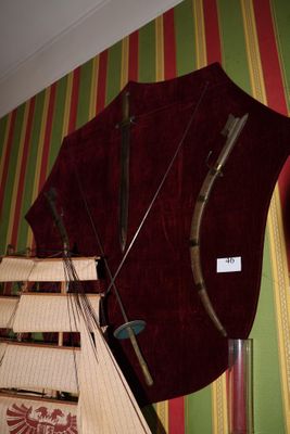 une maquette de bateau exposée dans une pièce