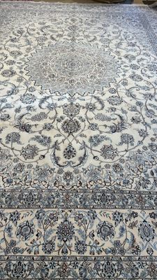 Tapis Iran Nain laine et soie couleur blanc et bleu 350 X250
