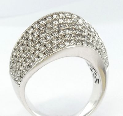gros plan d'une bague en diamant sur fond blanc