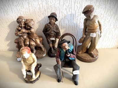 de nombreuses figurines représentant des personnes assises sur un banc