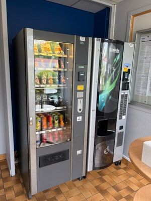 un distributeur automatique dans un coin de la pièce