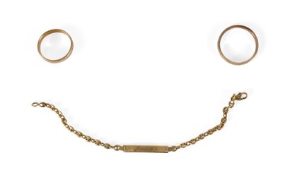 un smiley formé d'anneaux en or et d'une chaîne