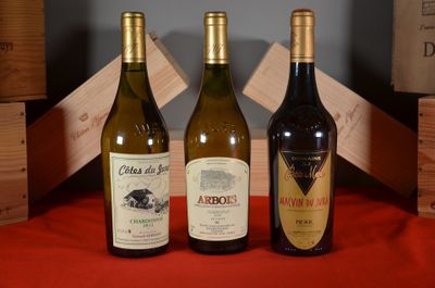 trois bouteilles de vin posées l'une à côté de l'autre sur une table