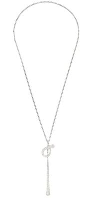 un collier en argent avec une croix et une chaîne sur fond blanc