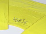 chemise jaune à manches longues sur laquelle figure le prénom d'une femme