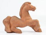 statue d'un cheval en argile sur fond blanc