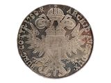 une vieille pièce d'argent sur laquelle figure un aigle à deux têtes