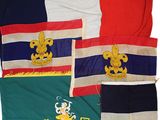 quatre drapeaux de couleurs différentes : doré, rouge, bleu et blanc
