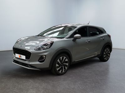 une voiture argentée garée dans une pièce aux murs blancs