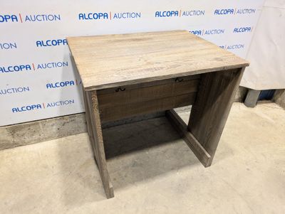La table est en bois et comporte un tiroir en dessous.