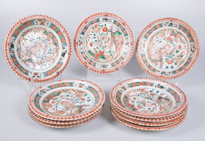six assiettes chinoises ornées de motifs floraux sur fond blanc