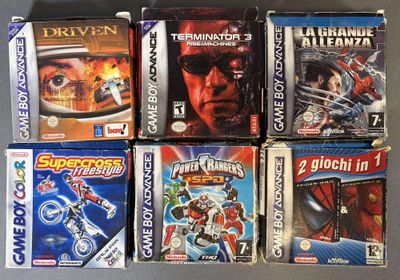 Plusieurs jeux vidéo sont alignés les uns à côté des autres sur une table