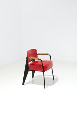 une image représentant une chaise rouge avec un accoudoir en bois dans une pièce blanche