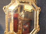 un miroir accroché au mur de la pièce
