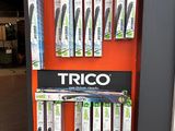 un présentoir proposant trois types différents de brosses à dents dans un magasin