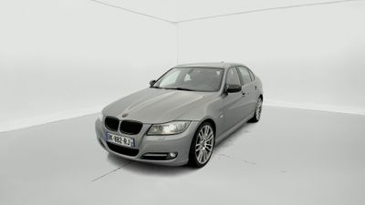 Une berline BMW Série 5 dans une pièce blanche au sol blanc