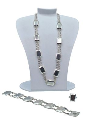 un gros plan sur un collier et un bracelet portés par un mannequin